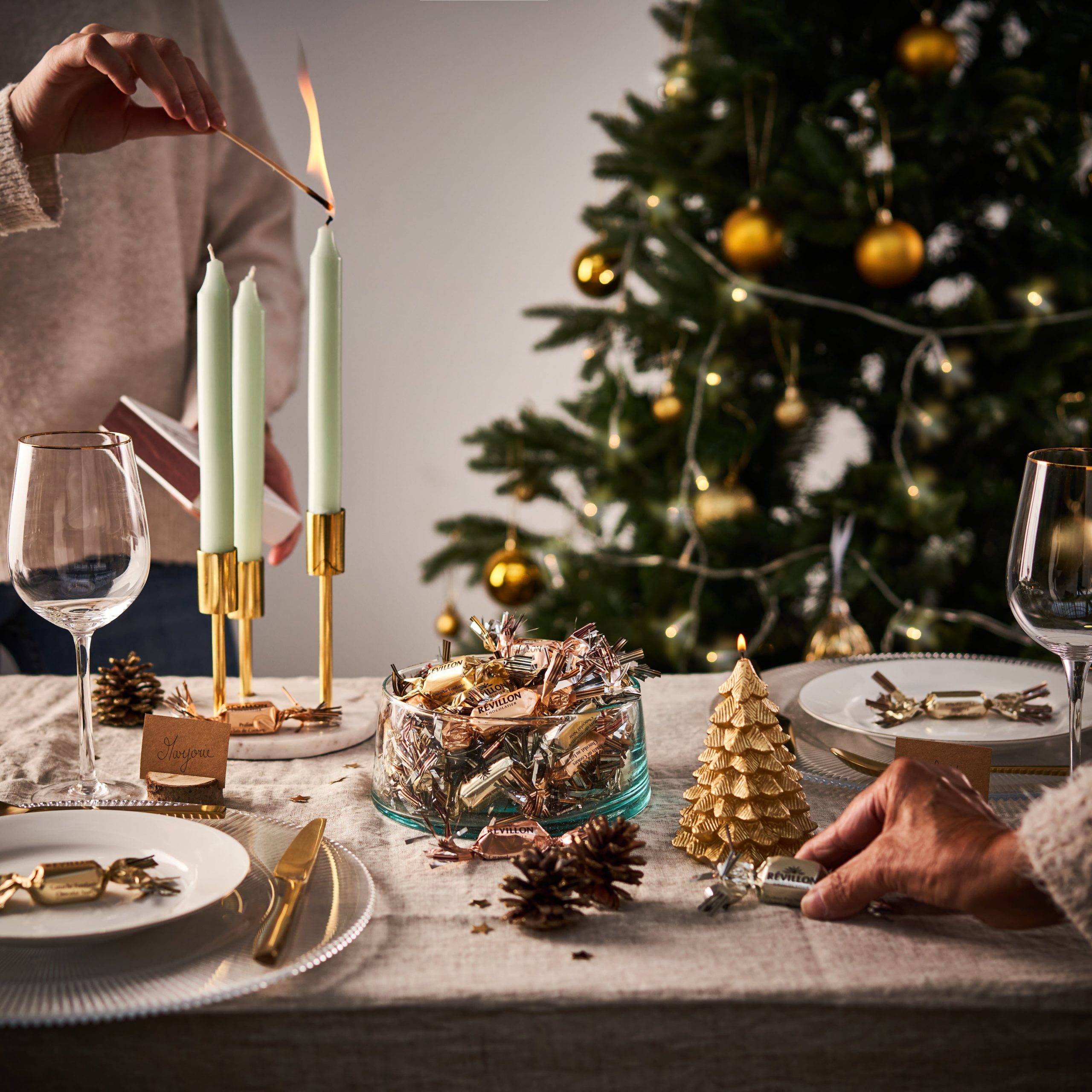 table de fête avec chocolats de noël =